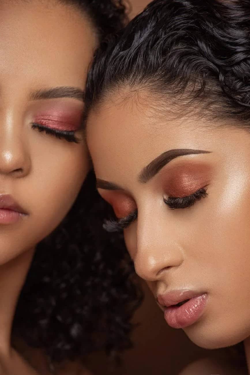 Long-lasting foundation: close up photo of women with makeup